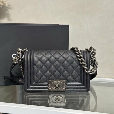 CHANEL Boy20 粒面牛皮口蓋包 - 黑銀