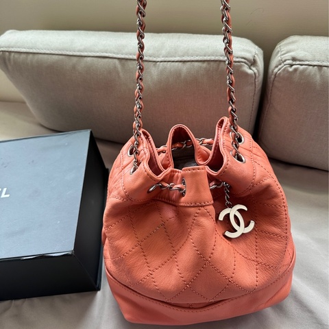 CHANEL 稀有日落橘｜輕量菱格紋水桶包🧡