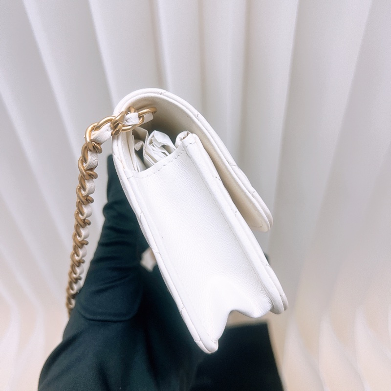 Chanel mini woc 白色金球鏈條包-5