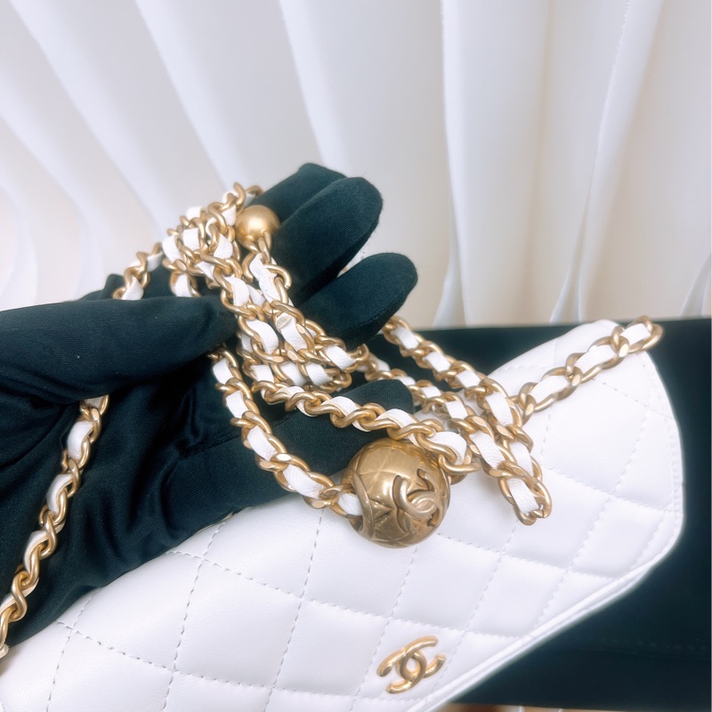Chanel mini woc 白色金球鏈條包-9