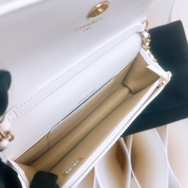Chanel mini woc 白色金球鏈條包-11