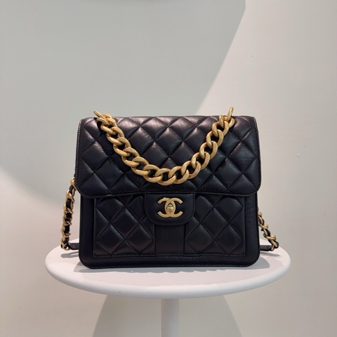 ✨99新Chanel 23S黑金牛皮郵差雙肩包 芯片款 很火的一款 學院感滿滿 💛正品