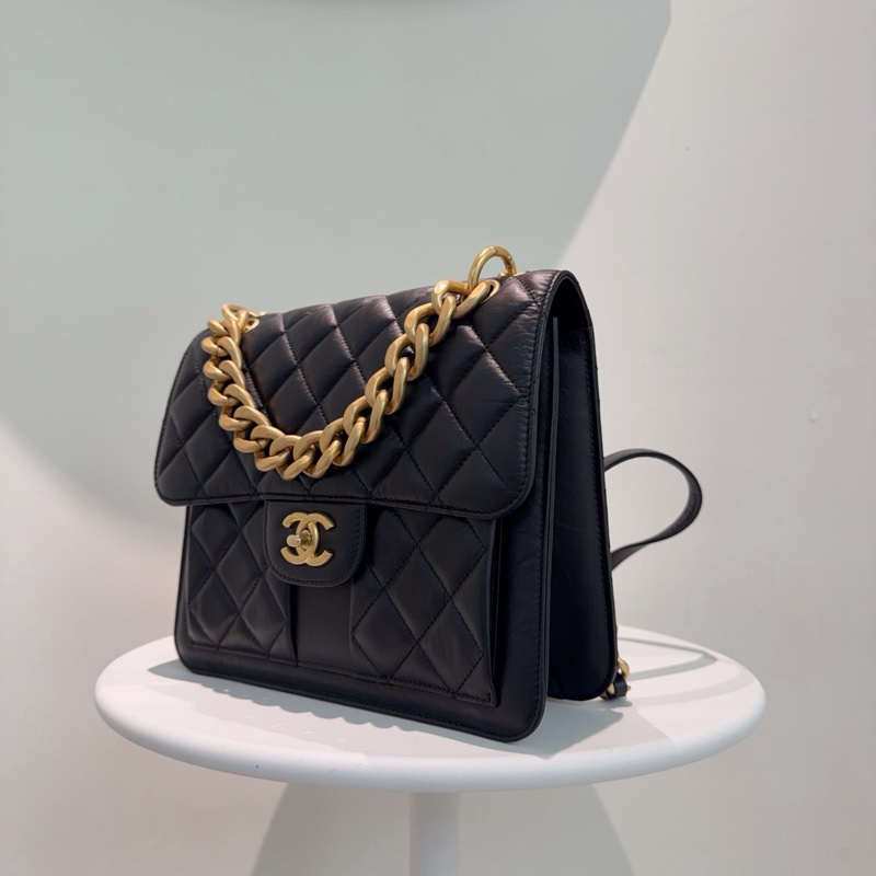 ✨99新Chanel 23S黑金牛皮郵差雙肩包 芯片款 很火的一款 學院感滿滿 💛正品-1