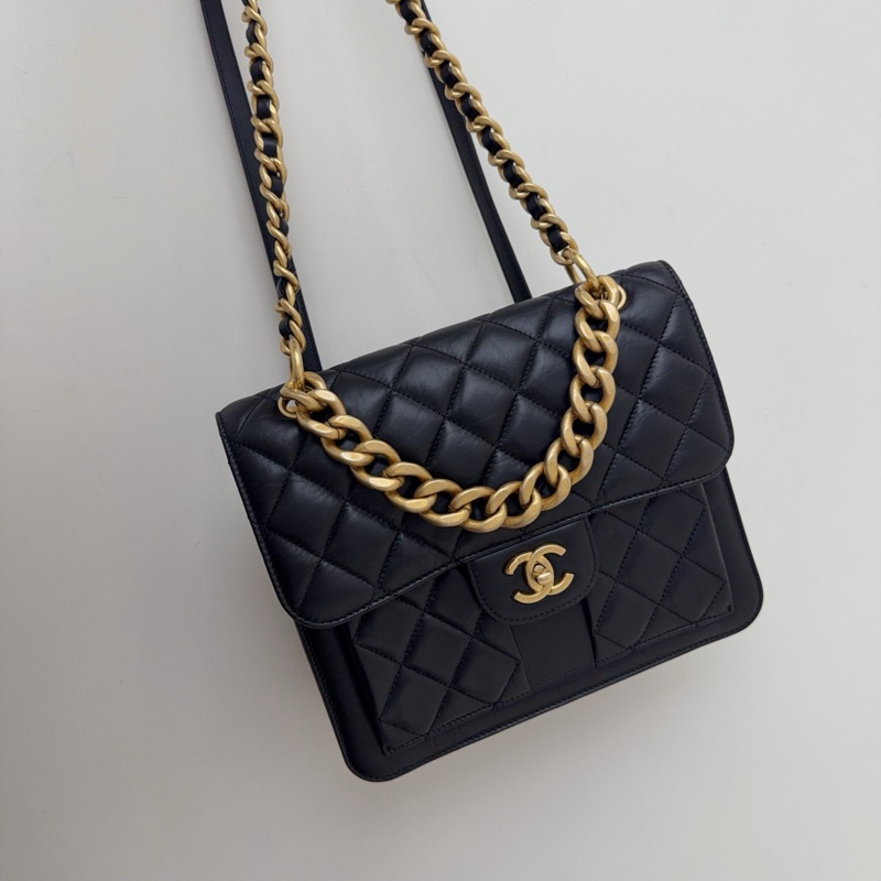 ✨99新Chanel 23S黑金牛皮郵差雙肩包 芯片款 很火的一款 學院感滿滿 💛正品-3