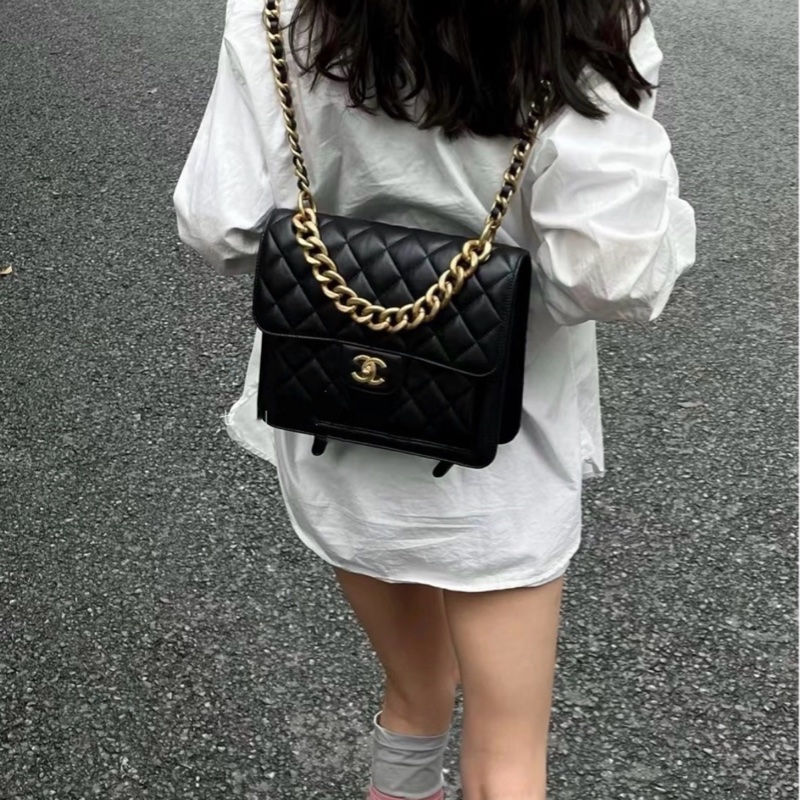 ✨99新Chanel 23S黑金牛皮郵差雙肩包 芯片款 很火的一款 學院感滿滿 💛正品-8