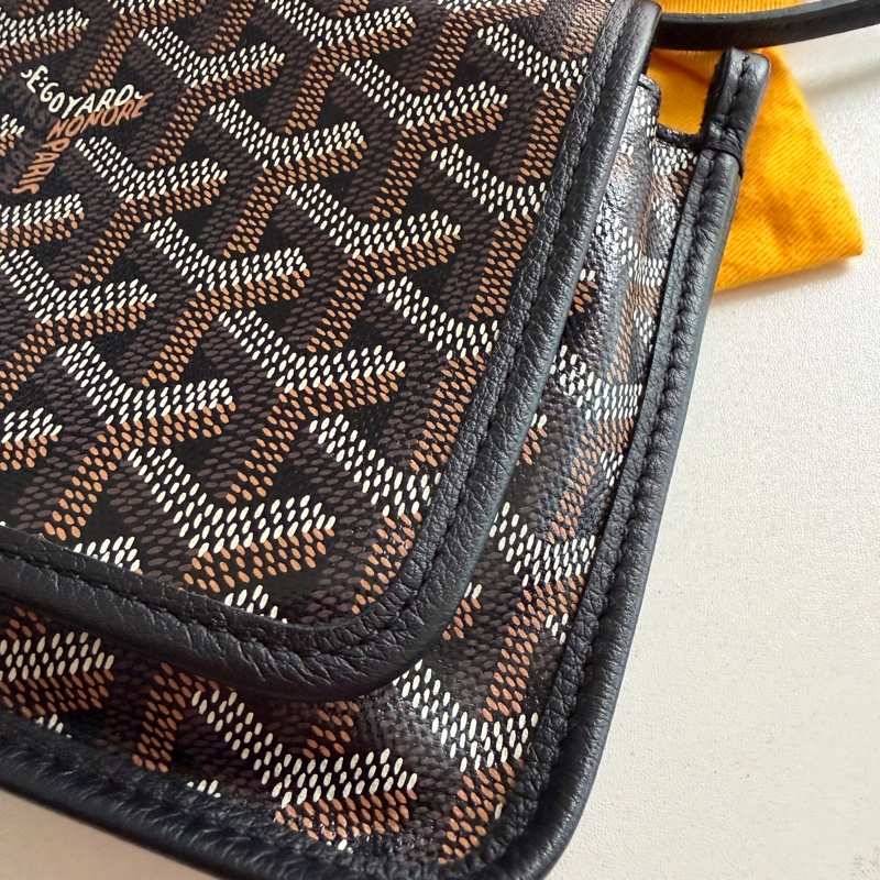GOYARD PLUMET 經典LOGO翻蓋扁斜背包 全新 (男女皆可款式)-1