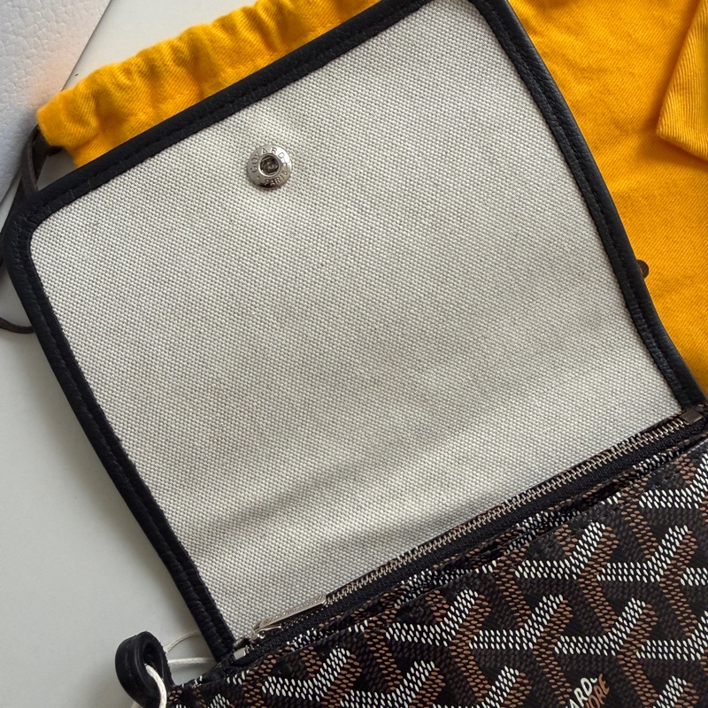 GOYARD PLUMET 經典LOGO翻蓋扁斜背包 全新 (男女皆可款式)-4