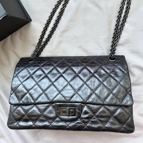 CHANEL 2.55 So Black｜黑鍊黑釦× 油蠟羊皮｜低調白搭