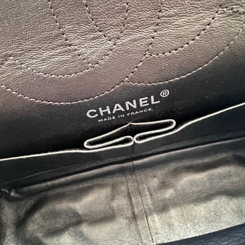 CHANEL 2.55 So Black|黑鍊黑釦× 油蠟羊皮|低調白搭-12