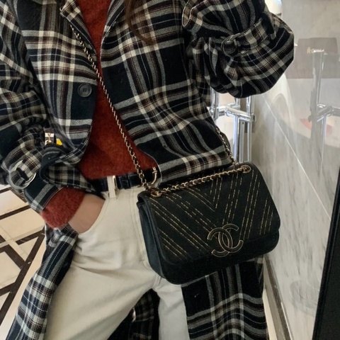 💎Chanel香奈兒｜黑金古巴大雙C郵差包特別款｜金絲線V紋 黃金尺寸｜98新