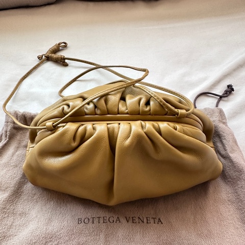Bottega Veneta 巴黎世家The Pouch 雲朵包｜莫蘭迪橄欖綠