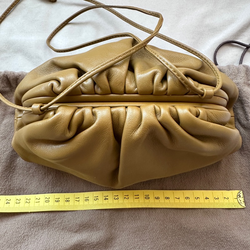 Bottega Veneta 巴黎世家The Pouch 雲朵包|莫蘭迪橄欖綠-1