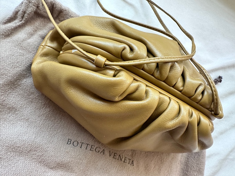 Bottega Veneta 巴黎世家The Pouch 雲朵包|莫蘭迪橄欖綠-3