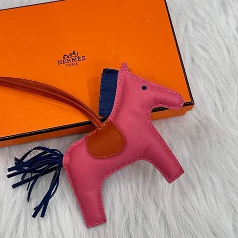 HERMES 粉色Rodeo PM 小馬吊飾