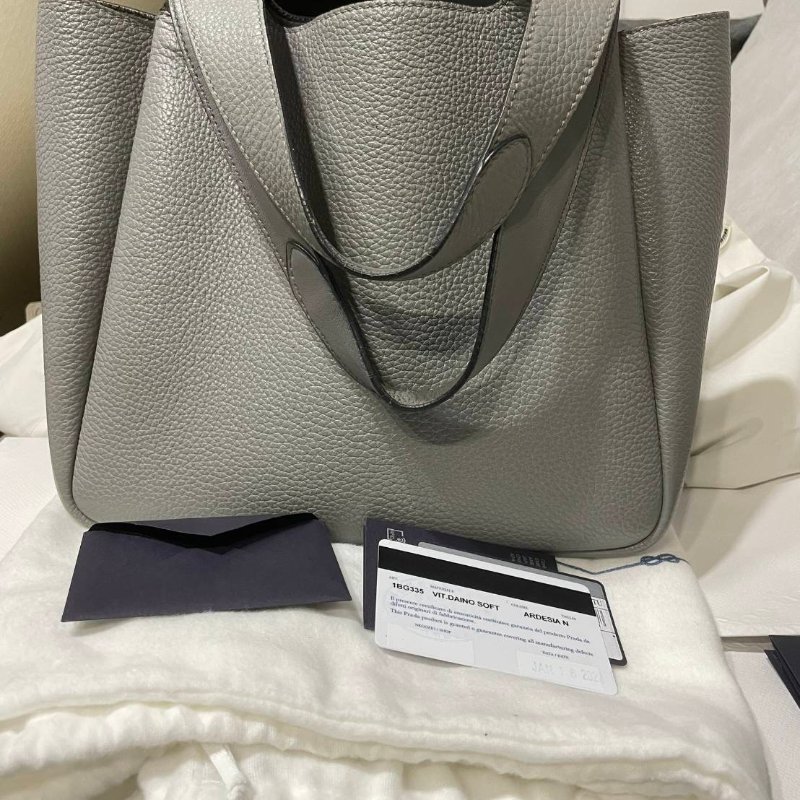 正品prada 皮革灰色菜籃包(中款)-1
