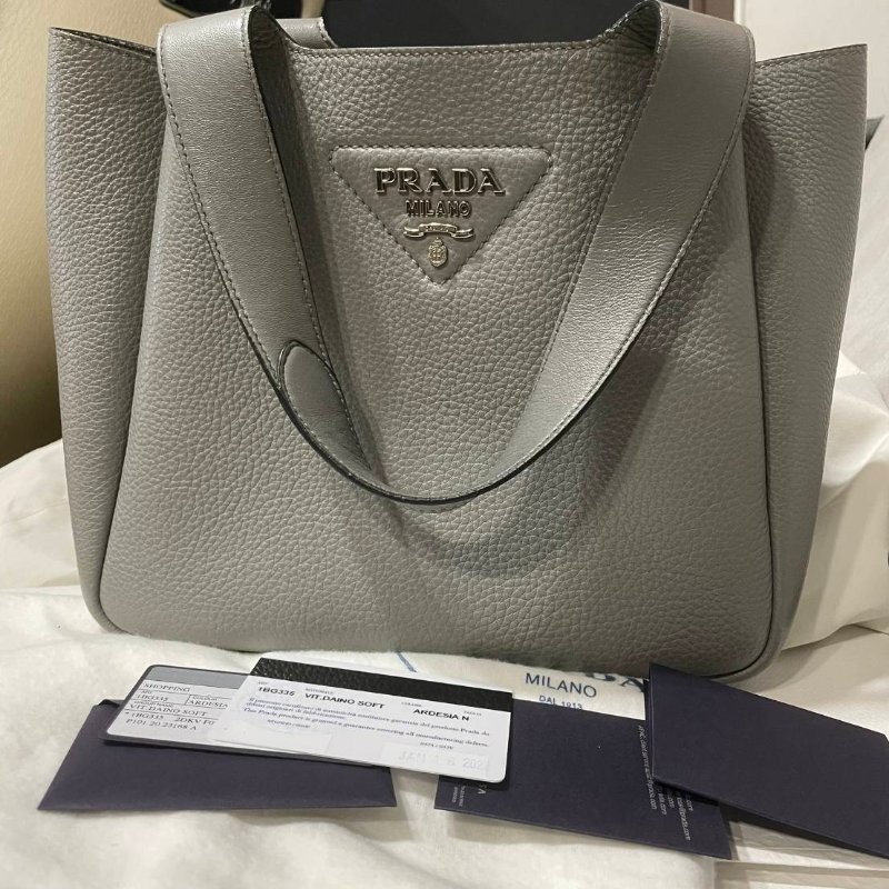 正品prada 皮革灰色菜籃包(中款)-5