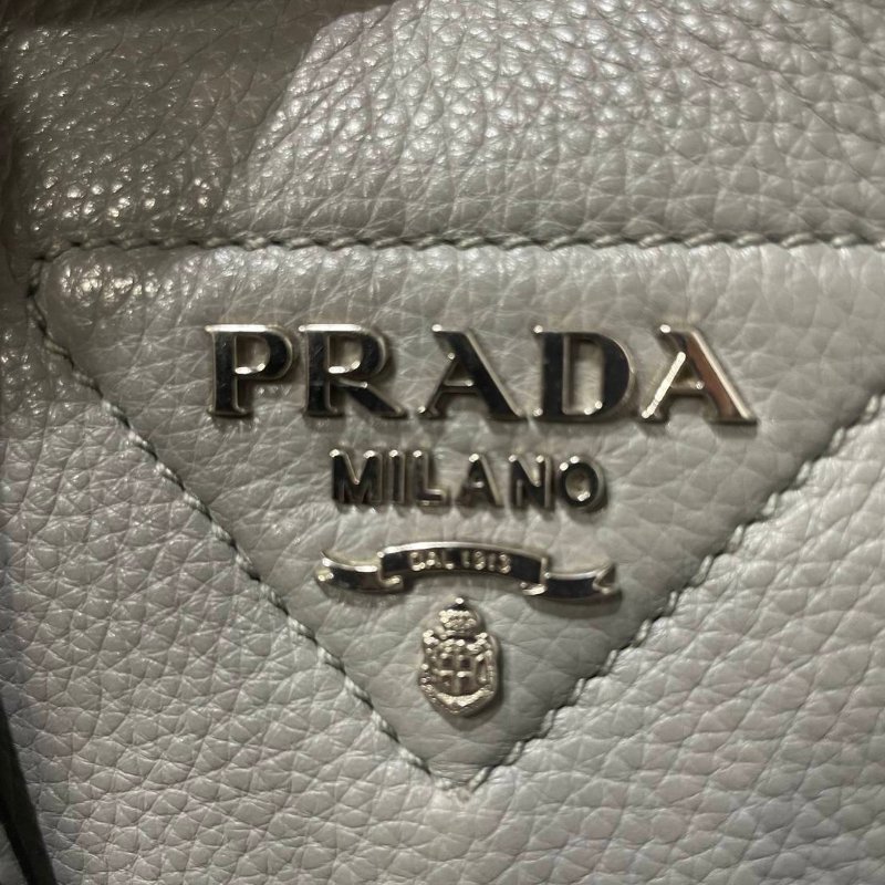 正品prada 皮革灰色菜籃包(中款)-12