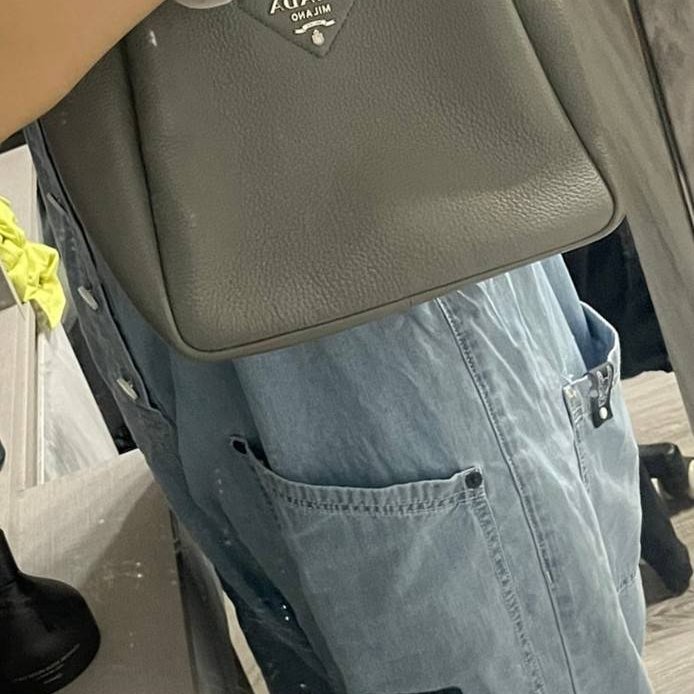 正品prada 皮革灰色菜籃包(中款)-18