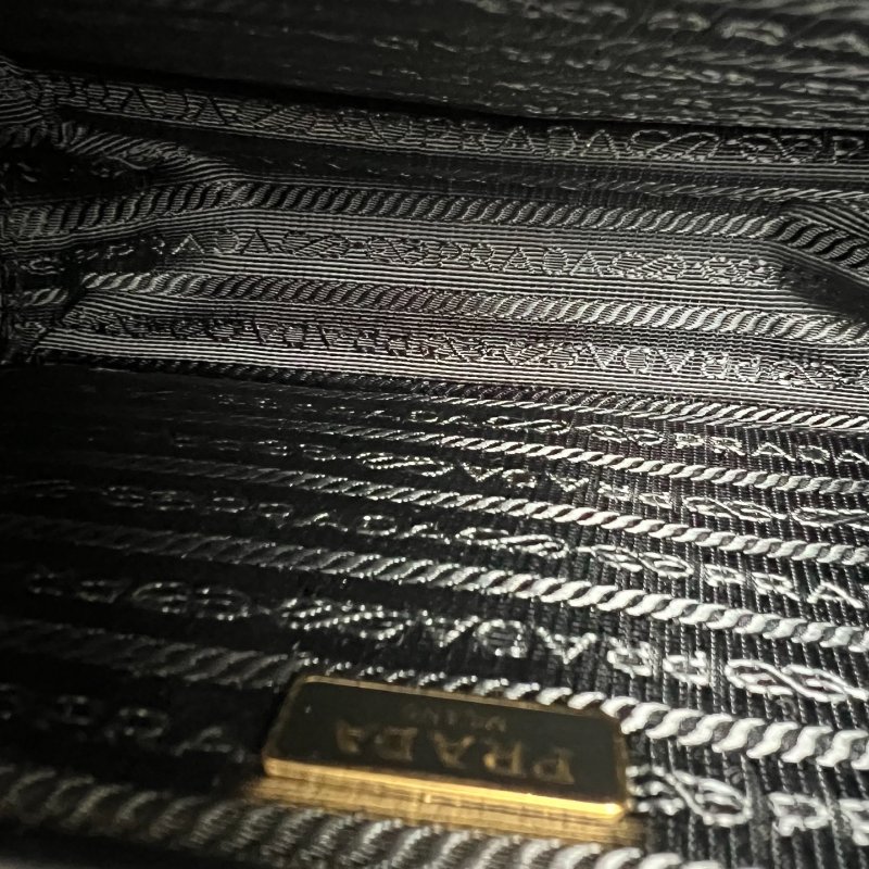 PRADA 黑金防刮鏈條包-6