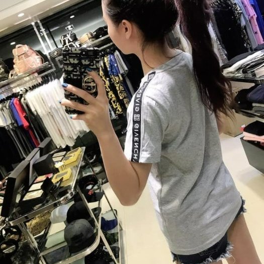 💎Han's house精品服飾💎 GIVENCHY 紀梵希 串標 銀線 Logo T 短 T 現貨 青年款=女成人 S M-0