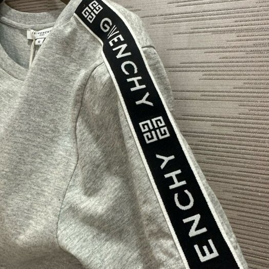 💎Han's house精品服飾💎 GIVENCHY 紀梵希 串標 銀線 Logo T 短 T 現貨 青年款=女成人 S M-2