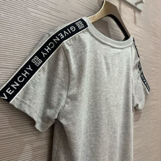 💎Han's house精品服飾💎 GIVENCHY 紀梵希 串標 銀線 Logo T 短 T 現貨 青年款=女成人 S M-5