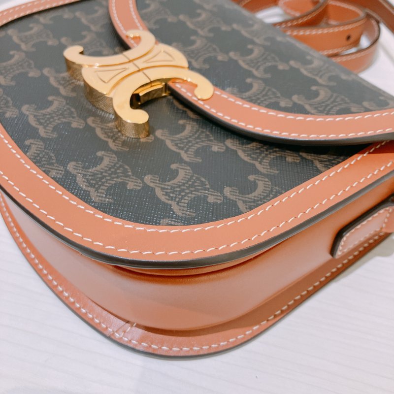 TK2071 賽琳 凱旋門 金扣馬鞍包 Celline Triomphe Teen Besace with Border Tan-7