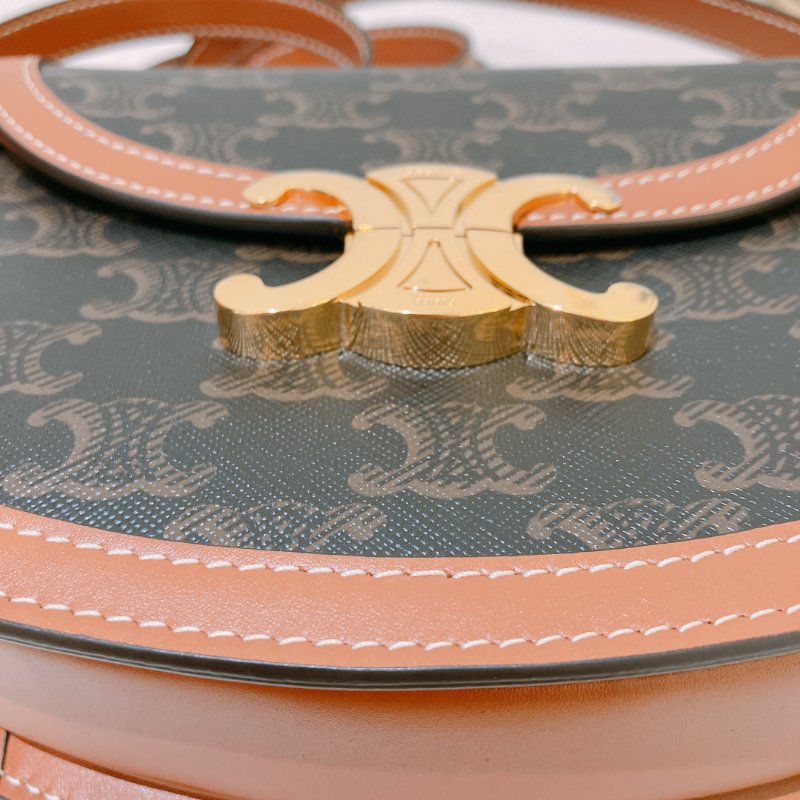 TK2071 賽琳 凱旋門 金扣馬鞍包 Celline Triomphe Teen Besace with Border Tan-15