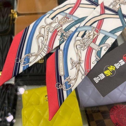 東區正精品㊣ HERMES Twilly 全新愛馬仕淡藍粉色條紋圖騰絲巾RZ6472-4