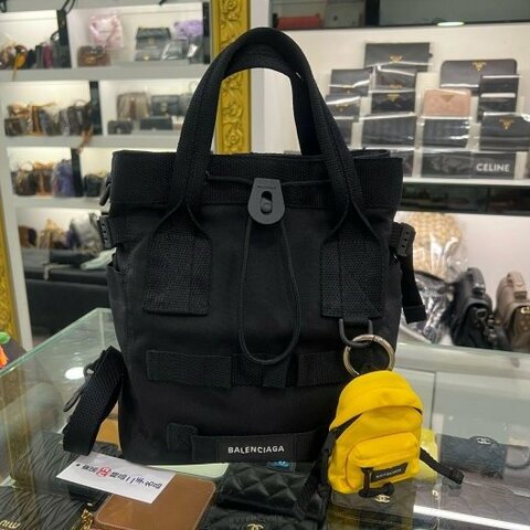 東區正精品㊣BALENCIAGA 644029 ARMY 黑色帆布手提包斜背包小號+黃色迷你後背包吊飾 RZ6479