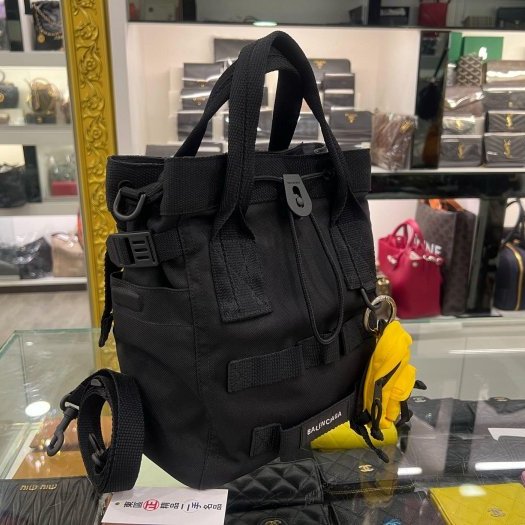 東區正精品㊣BALENCIAGA 644029 ARMY 黑色帆布手提包斜背包小號+黃色迷你後背包吊飾 RZ6479-1