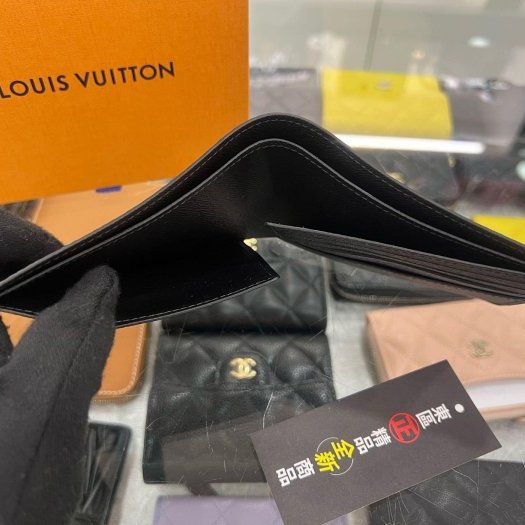 東區正精品㊣ LOUIS VUITTON LV SLENDER M80906 全新灰色字紋8卡短夾 RZ6480-4
