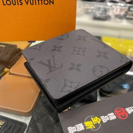 東區正精品㊣ LOUIS VUITTON LV SLENDER M80906 全新灰色字紋8卡短夾 RZ6480-5