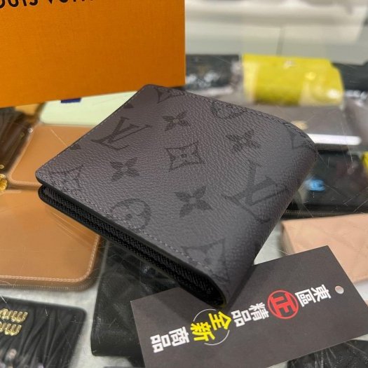 東區正精品㊣ LOUIS VUITTON LV SLENDER M80906 全新灰色字紋8卡短夾 RZ6480-6