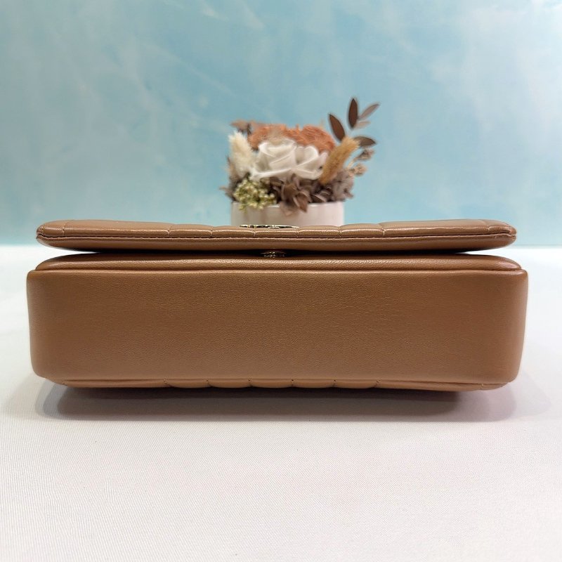 BURBERRY Lola絎縫小羊皮翻蓋鍊帶包-6