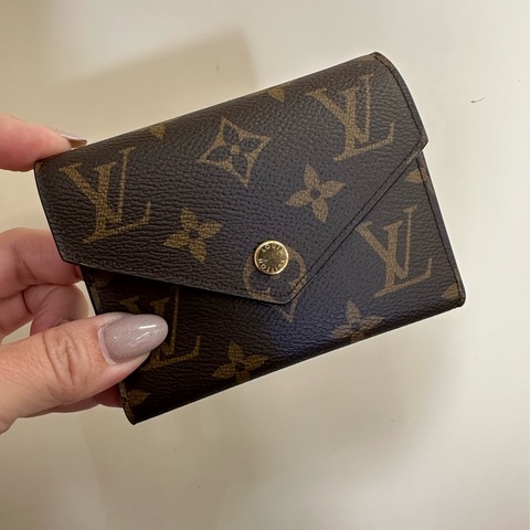 LV 原花金釦內紫紅色Victorine6卡三折短夾M41938