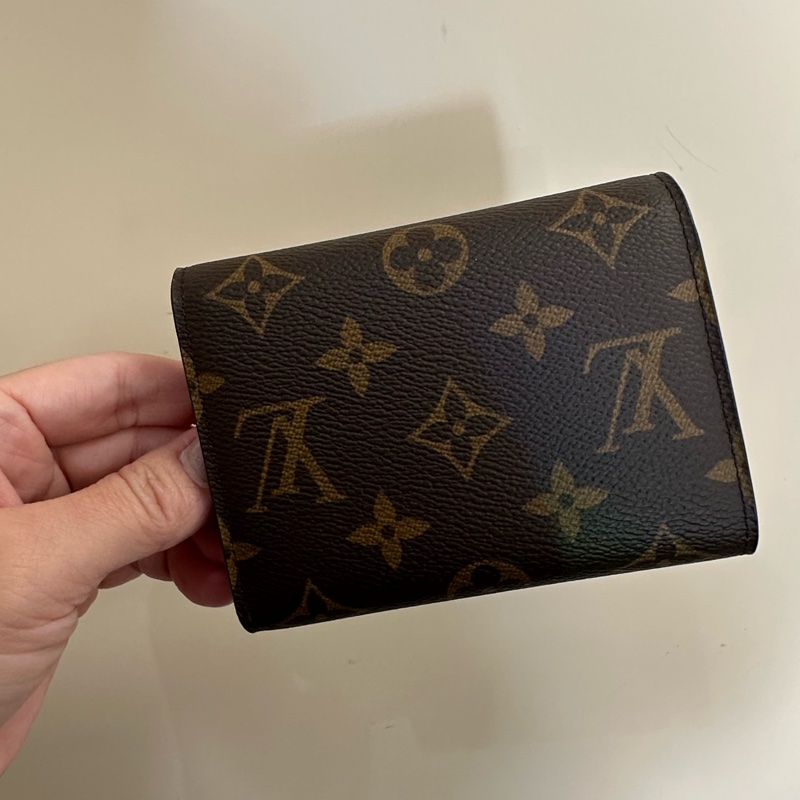 LV 原花金釦內紫紅色Victorine6卡三折短夾M41938-1