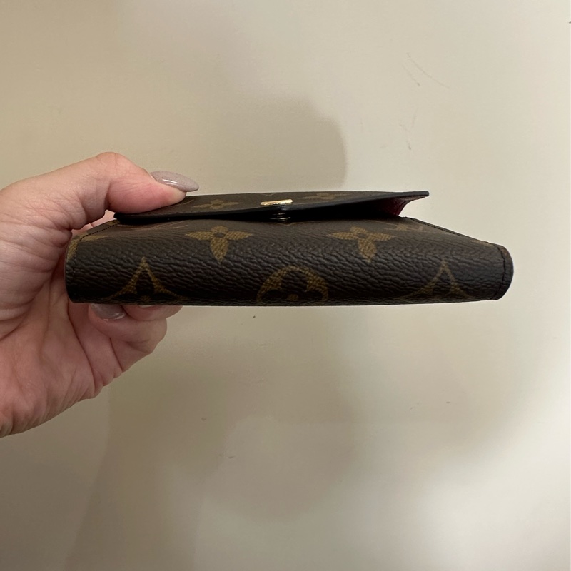 LV 原花金釦內紫紅色Victorine6卡三折短夾M41938-4