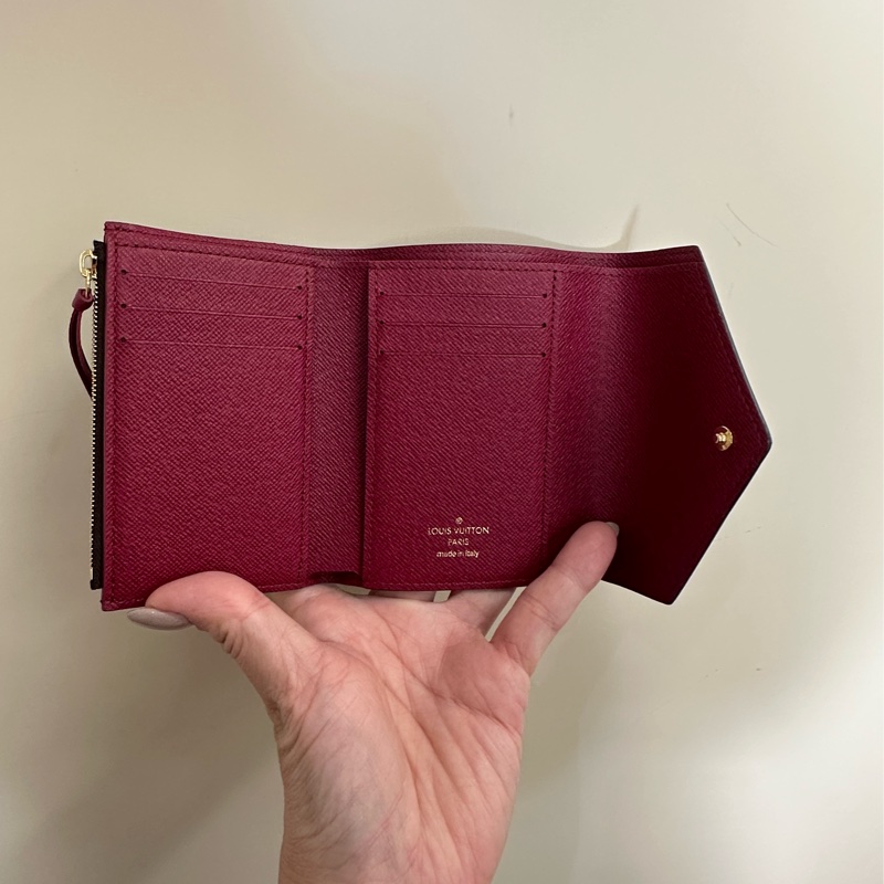 LV 原花金釦內紫紅色Victorine6卡三折短夾M41938-6