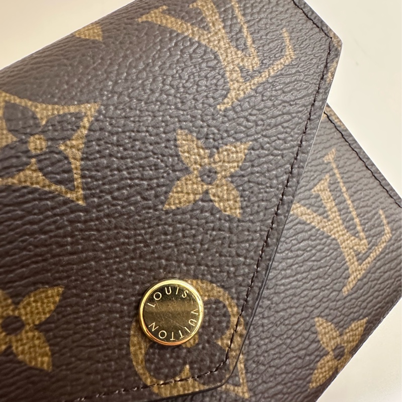 LV 原花金釦內紫紅色Victorine6卡三折短夾M41938-7