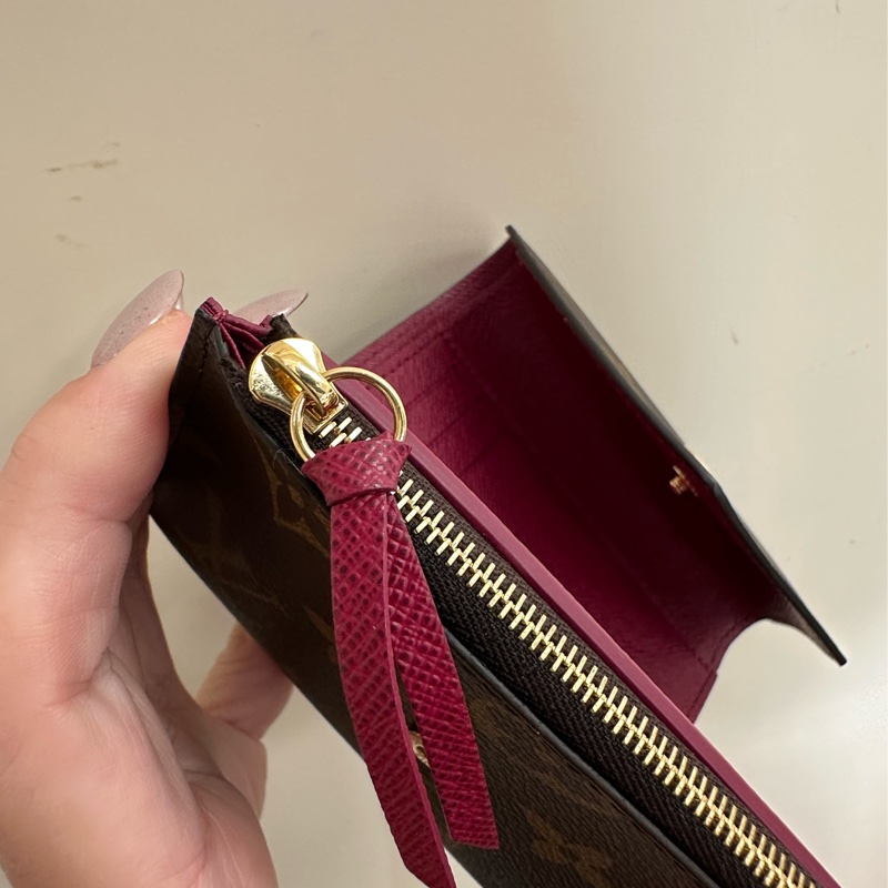 LV 原花金釦內紫紅色Victorine6卡三折短夾M41938-8