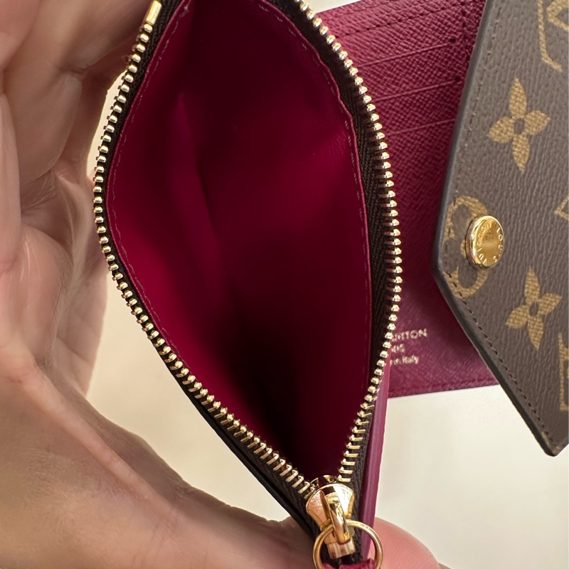 LV 原花金釦內紫紅色Victorine6卡三折短夾M41938-9