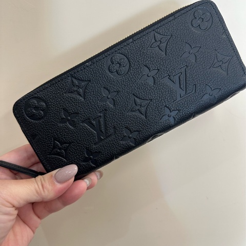 LV 黑牛皮壓紋金釦Clemence8卡ㄇ拉長夾M60171