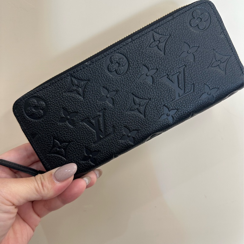LV 黑牛皮壓紋金釦Clemence8卡ㄇ拉長夾M60171-0