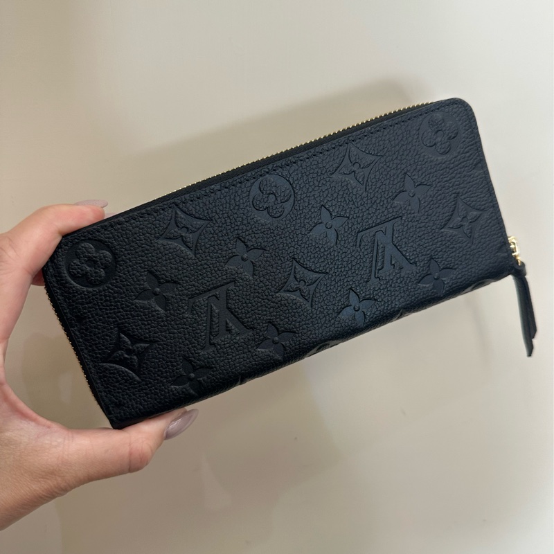 LV 黑牛皮壓紋金釦Clemence8卡ㄇ拉長夾M60171-1