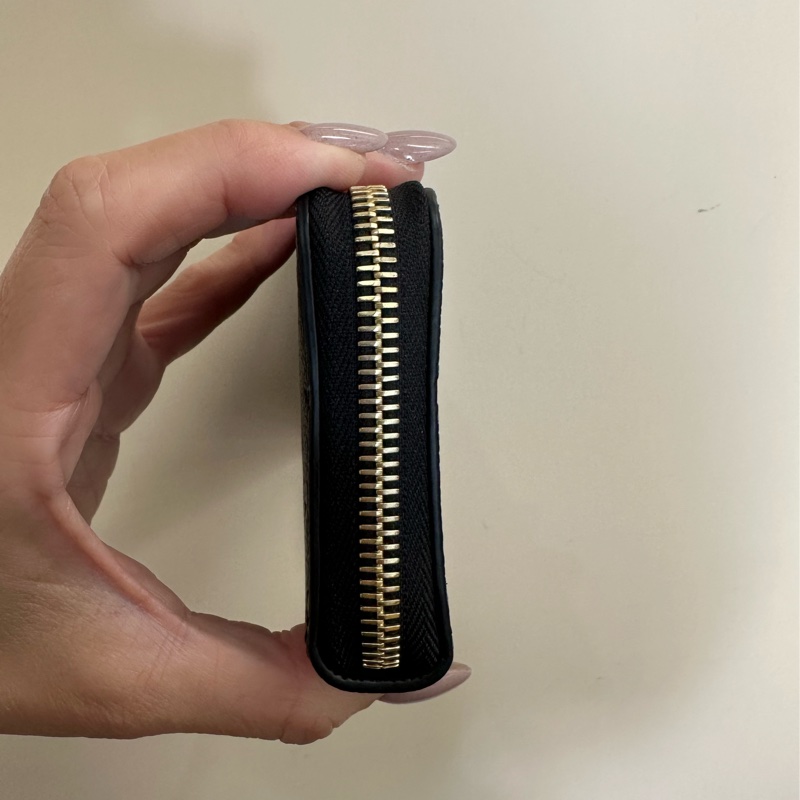 LV 黑牛皮壓紋金釦Clemence8卡ㄇ拉長夾M60171-2