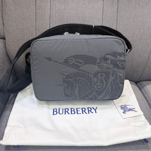 💎Han's house精品服飾💎 BURBERRY 尼龍 防水 戰馬騎士 相機 包 現貨 原價29300-1