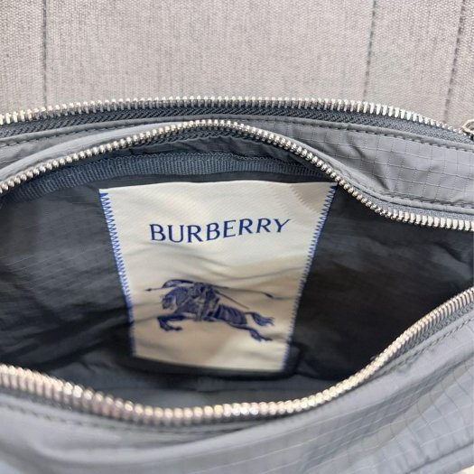 💎Han's house精品服飾💎 BURBERRY 尼龍 防水 戰馬騎士 相機 包 現貨 原價29300-3