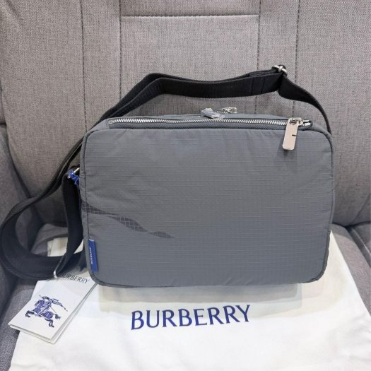 💎Han's house精品服飾💎 BURBERRY 尼龍 防水 戰馬騎士 相機 包 現貨 原價29300-4