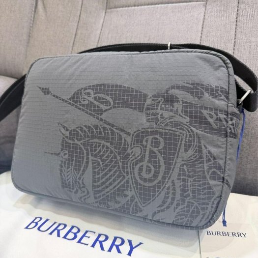 💎Han's house精品服飾💎 BURBERRY 尼龍 防水 戰馬騎士 相機 包 現貨 原價29300-5
